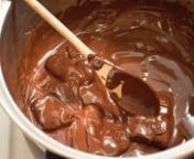 Malheur, le chocolat et l&#39;eau ne font pas bon ménage ! Pourquoi donc ? La réponse est dans la vidéo, accompagnée d&#39;une recette toute simple de banane au chocolat fondu. Miam !nn// SOURCESn- Pourquoi l&#39;eau est l&#39;ennemi du chocolat ? http://mes-reves-sucres.fr/pourquoi-leau-est-lennemi-du-chocolat/n- Comment rattraper un chocolat qui a tourné ? https://plus.lapresse.ca/screens/429c-4a18-525450fe-aa20-3560ac1c606d__7C___0.htmln- Les étapes de fabrication du chocolat : https://www.castelanne.c