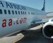 Une vidéo d&#39;un vol en avion Boeing 737-800 depuis l&#39;aéroport OR Tambo à Johannesbourg (Afrique du Sud) vers Windhoek, la capitale de la Namibie en juillet 2012. Vue de la salle d&#39;embarquement JNB, 2 Airbus A380 l&#39;un d&#39;Air France, l&#39;autre de Lufthansa au parking, avant un vol en Boeing 737, compagnie SAA South African Airways, vol SA 76. Vue du décollage et de l&#39;atterrissage, survol du Bostwana et de la Namibie. Vue du tarmac Windhoek avec Boeing 737-500 Air NamibianA video of a Boeing 737-80