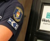 Hétfő reggel a Készenléti Rendőrség Nemzeti Nyomozó Iroda nagyjából 10-15 munkatársa jelent meg a Norvég Civil Alap pénzeit részben kezelő Ökotárs Alapítvány Irodájában. A rendőrök hűtlen kezelés és jogosulatlan pénzügyi tevékenység gyanúja miatt nyomoznak ismeretlen tettes ellen.nA intézkedés során dossziékat és iratokat vizsgálnak át, a szervezet munkatársainak pedig megtiltották a külvilággal történő kommunikációt. Bővebb felvilágosítást eddig