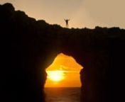 Descubre cómo imaginamos, planificamos y capturamos una puesta de sol mágica bajo un arco natural en Menorca.