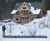 Ben Falk est un designer en permaculture établi à Moretown, dans le Vermont. Dans cette vidéo, il nous parle de la vie relativement auto-suffisante qu&#39;il mène, et des systèmes qu&#39;il utilise pour s&#39;adapter au climat hivernal. Il explique le fonctionnement de son poêle à bois, qui produit toute son eau chaude