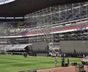 Video del montaje para el concierto despedida de Vicente Fernandez en el Estadio Azteca el 16 de abril del 2016.nnPara este trabajo se utilizaron 160 (ciento sesenta) toneladas de andamio y fueron necesarios 12 (doce) camiones para poder transportar todo el material, que dio como resultado la construcción de un escenario de 96 (noventa y seis) metros de ancho y 24 (veinticuatro) metros de altura. nTrabajaron 90 (noventa) operarios y se realizo un sistema especifico para poder colgar 9 (nueve) p