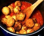 Versión escrita: http://goo.gl/MuWURfnVideos de comidas, platillos y cenas ricas: Como hacer albondigas con tomate. Un plato clásico de la comida casera. Comida