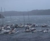 Uvêret Nina herja i Askvik hamn 10. januar 2015. Fleire båtar gjekk ned eller blei skadd. (Foto: Georg Askvik, klipp; Midtsiden.no)
