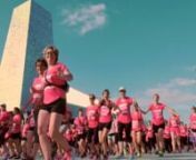 Les coureuses vêtues de rose se sont lancer dans une course pour soutenir la ligue contre le cancer. Bonne ambiance et sourire sur tous les visages. Cette course de 6 km à parcourir en marchant ou en courant, permettra de reverser 50% des frais d&#39;inscription à l&#39;association.