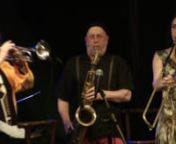 neděle 19. března 2017 v Divadle u Hasičů na Vinohradech - Jazz Meets WorldnNewyorská kapela Hazmat Modine se pohybuje na pomezí jazzu a blues. Basová tuba připomíná pouliční černošské kapely, 2 foukací harmoniky odkazují k bluesovým kořenům. Hazmat Modine spolupracovali s hrdelními zpěváky ze Sibiře, s africkou jazzovou dechovkou Gangbé Brass Band, ale také s vysoce ceněným komorním ansámblem Kronos Quartet.nWade Schuman - zpěv, harmonika, Randy Weinstein - ha