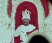 Le 4 décembre 1977, le dictateur Jean-Bedel Bokassa, s’autoproclame« Empereur de Centrafrique »,un petit pays de deux millions d’habitants. Il reproduit pour l’occasion le sacre de Napoléon Bonaparte, sous les tropiques. Couronne de laurier, manteau d’hermine, rien ne manque.nUltime facétie d’un tyran mégalomane ? Pour les témoins, le sacre de Bokassa Ier laisse le souvenir d’une gigantesque mascarade, et d’une débauche de luxe dans l’un des pays les p