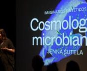 La exposición &#39;Cosmologías microbianas&#39; presenta en la Nave 0 de Matadero Madrid tres obras de la artista finlandesa Jenna Sutela, quien trabaja con sistemas biológicos y computacionales, como bacterias y redes neuronales artificiales, para desentrañar las interconexiones entre humanos, microbios y máquinas.nnLas piezas, &#39;Holobiont&#39;, &#39;Milky Ways&#39; y &#39;imiia cétïi&#39;, exploran la relación simbiótica entre humanos y bacterias, así como la influencia que tienen los microorganismos en nuestra