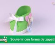 Estos zapatitos de bebé en foami son ideales para usar de souvenir en bautismos y Baby Shower. Descubre más ideas en: www.LasManualidades.com