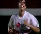 Vídeo com gols e jogadas de Kaká, mostrando sua trajetória no futebol pelo São Paulo e Milan.