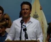 San Diego, California–With only 17 days left for the California Legislature to act before the session ends for the year, the San Diego Chapter of the Surfrider Foundation, Assemblyman Nathan Fletcher, Ralphs grocery stores, and a coalition of environmental advocates announced their support for a bill to ban plastic bags statewide by 2015.If passed, California would become the first state in the nation to pass a statewide plastic bag ban, and the law would mark a significant step in the e
