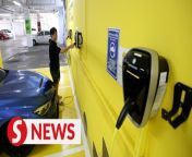 National Resources and Environmental Sustainability Minister on Monday (Feb 26) said that the use of electric vehicles (EVs) for the government’s fleet will start this year&#60;br/&#62;&#60;br/&#62;He said the government will also take into account the financial implications of the move before it is fully implemented at all agencies.&#60;br/&#62;&#60;br/&#62;WATCH MORE: https://thestartv.com/c/news&#60;br/&#62;SUBSCRIBE: https://cutt.ly/TheStar&#60;br/&#62;LIKE: https://fb.com/TheStarOnline