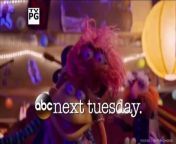 After a show-stopping duet with Miss Piggy on “Up Late with Miss Piggy,” Joseph Gordon-Levitt joins Scooter, Pepe and the gang for poker night; The Great Gonzo gears up to perform his dream stunt; and Dave Grohl challenges Animal to a drum-off, on “The Muppets,” Tuesday, December 1st on ABC.