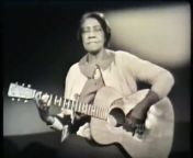Elizabeth Cotten - Freight Train (Rare Live Performance) from guitar leasson citaging