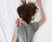 Getting more sleep may be better than having extra money in the bank when it comes to increasing happiness, new research suggests. A survey of 2,000 adults examined the connection between happiness and sleep, revealing that 40% of those who are “very happy” with their lives are more likely to get “excellent” sleep. Although 72% of all respondents feel present in their everyday lives, a fifth says the opposite (18%), feeling that way an average of three days per week.Respondents listed the lack of quality sleep (45%) as the main reason why they don’t feel present in their lives, followed by stress (43%), lack of exercise or motivation (38%), lack of social life (34%) and burnout from their home lives (33%). And to increase their happiness, people shared that they need to feel less stressed (45%) and more rested (43%). Spending more time with their kids (38%) or getting a raise/promotion (36%) can also make people happier.The research conducted byNatroland OnePoll found that the average person experiences 10 sleepless nights per month. That may explain why 71% of all those surveyed feel like superheroes who can take on the world when they do sleep through the night. Having the right amount of sleep goes a long way since 40% of respondents say they’re more likely to eat healthier and go to the gym (35%) if they do so.And sleep may help them in their sex and home lives: almost four in five of all respondents are likelier to be more intimate with their partners (38%), prepare a home-cooked meal (37%) and spend more time with their kids (35%) with good sleep.For 56% of those in a relationship, lousy sleep, on the other hand, could negatively affect their partner’s sleep. &#92;