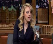 Kate McKinnon and Jimmy take turns reading random sentences they&#39;ve never seen before as they try to hold unblinking eye contact until someone breaks.