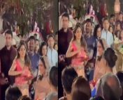 Anant Ambani Pre-Wedding: Janhvi kapoor holds Thali for Radhika Merchant&#39;s Grand Entry, Video Viral. Here are Inside Photos and Videos of an Unmissable Night. Watch Video to know more &#60;br/&#62; &#60;br/&#62;#AnantRadhikaPreWedding #JanhviKapoor #JanhviKapoorTrolled #RadhikaMerchant &#60;br/&#62;~HT.178~PR.132~