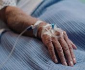Terminal lucidity: Hospice nurse explains this common phenomenon that happens right before you die from syringes dying light