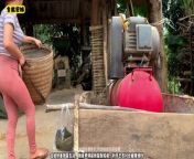 Beautiful village girl fixes the rice hulling machine for her neighbors; she can make a good living